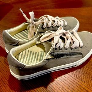 Taos Z Soul Women's Sneakers Size 8.5 Sage Olive Distressed